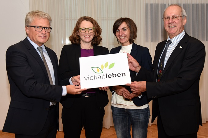 B&uuml;rgermeister Klaus Luger, Stadtr&auml;tin Eva Schobesberger, vielfaltleben-Projektleiterin Doris Landertinger und Naturschutzbund-Pr&auml;sident Roman T&uuml;rk halten eine Tafel mit dem vielfaltleben-Logo
