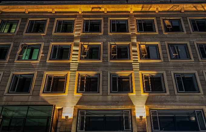 in der Nacht beleuchtete H&auml;userfassade