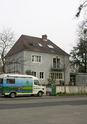 Gebäuder der Naturkundlichen Station, im Vordergrund der Dienstbus 
