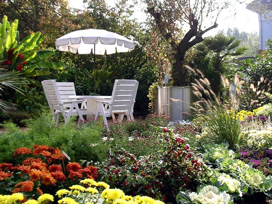 Garten mit Gartenmöbel