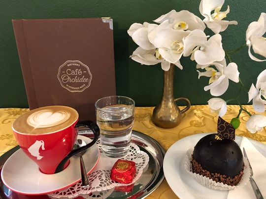 Kaffee und Kuchen im Café Orchidee