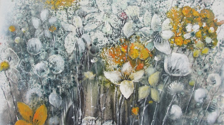 gemalte Blumen in Gelb und Weiß